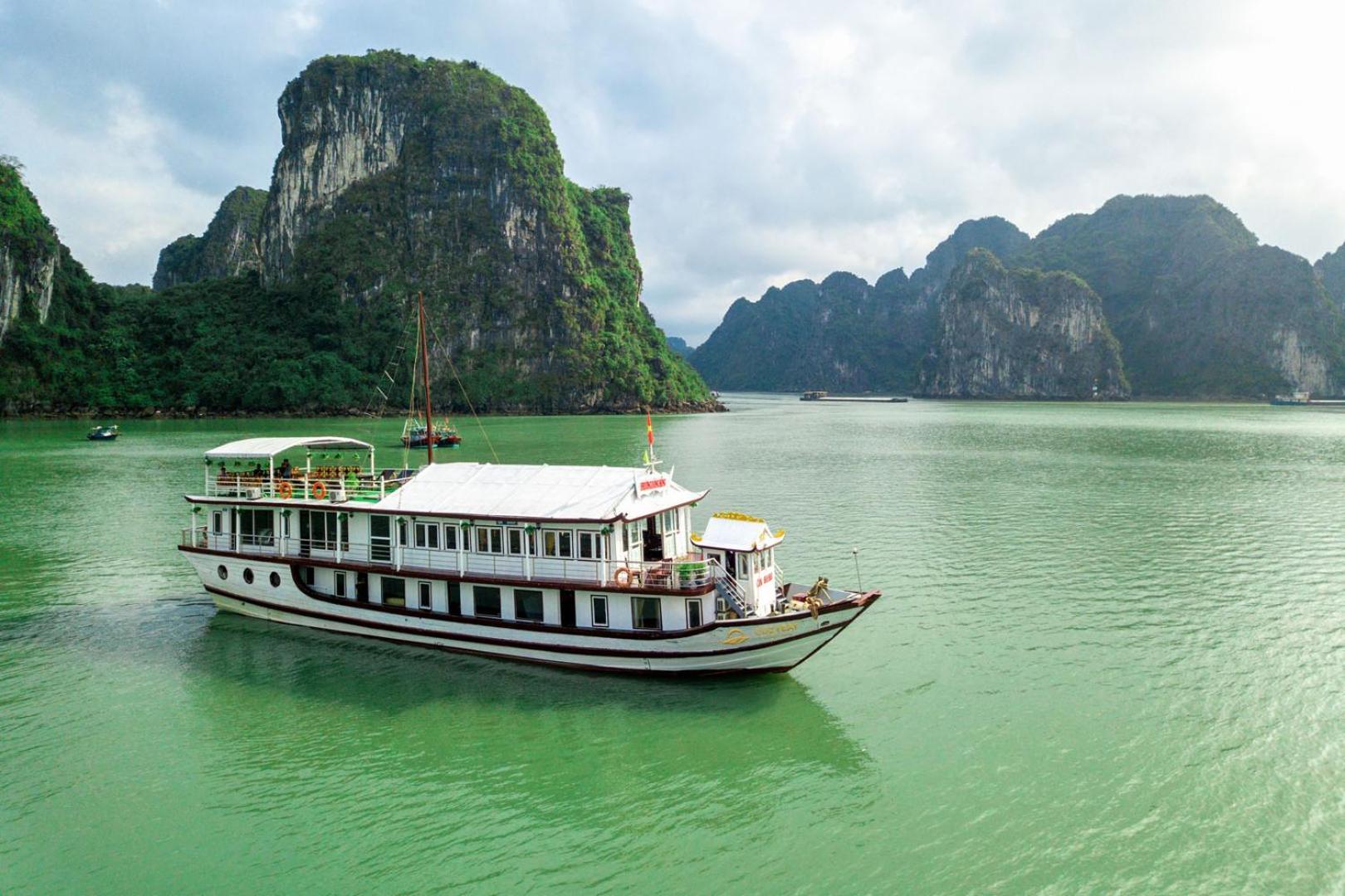 Cozy Bay Classic Cruise Халонг Екстер'єр фото